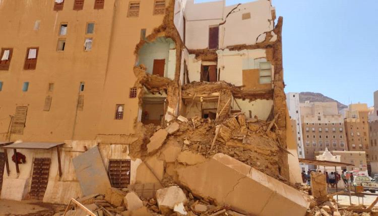 وجهت السلطة المحلية بإزالته بعد تصدعه ..إنهيار منزل بشبام حضرموت قبل أن يجف حبر قرار الازالة