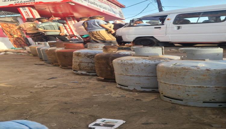 أزمة غاز منزلي خانقة تتفاقم بالعاصمة عدن 