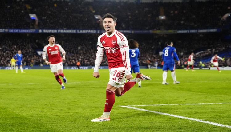 آرسنال يهزم تشيلسي في عقر داره ويقترب من نهائي الرابطة