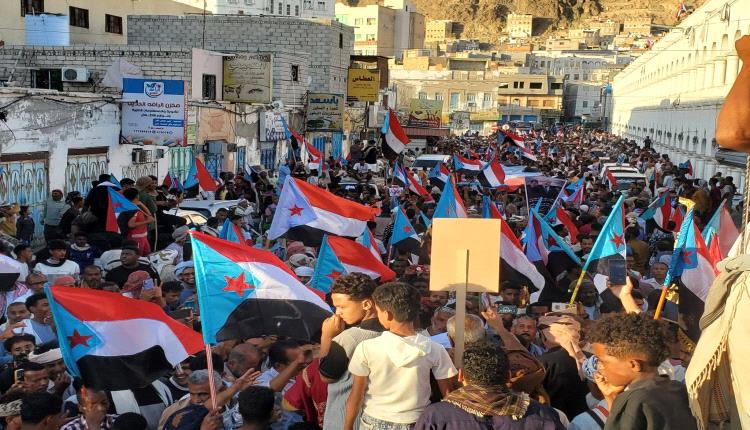 المكلا تتصدّر المشهد الجنوبي بمسيرات حاشدة لدعم الانتقالي والمطالبة بالجنوب الفيدرالي 