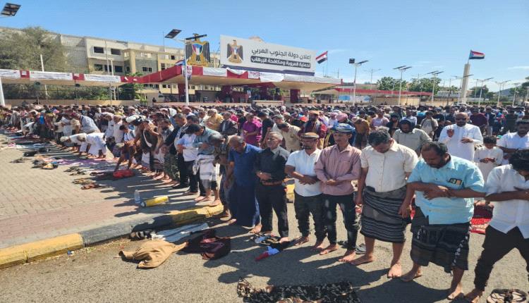 آلاف الجنوبيين يؤدون صلاة الجمعة في ساحة العروض استعدادًا لمليونية تأييد الإعلان الدستوري
