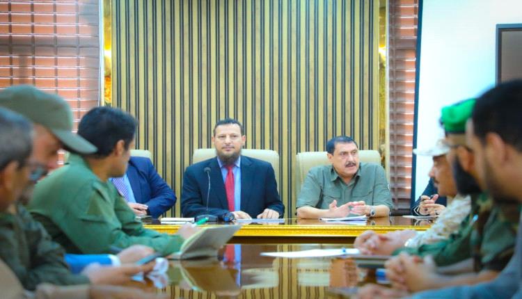 نحو مدينة بلا مظاهر مسلحة.. محافظ عدن يناقش خطة إخراج المعسكرات وتنظيم العاصمة