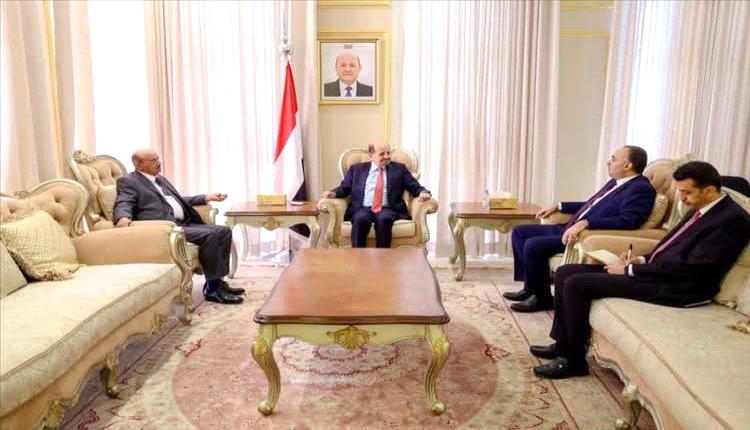 توجيهات من رئيس الوزراء بشأن الرواتب المتأخرة للموظفين والمتقاعدين والشهداء والجرحى 