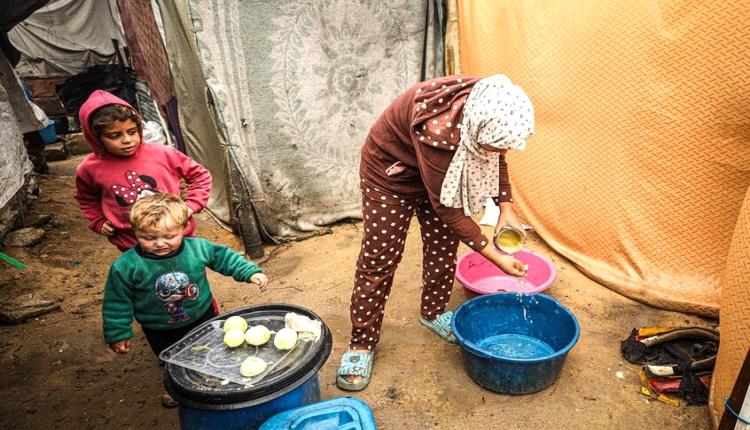 فيروس غامض يفتك بسكان غزة ويسجل وفيات يومية في ظل انهيار المنظومة الصحية