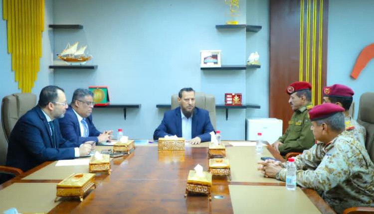عاجل / محافظ عدن يوجه ببدء إخراج القوات العسكرية من المدن 