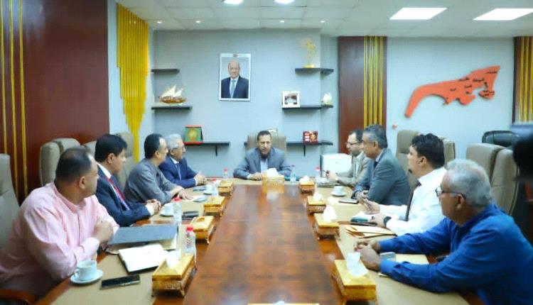 أولويات التنمية وتحسين القطاع الصحي وتنظيم حركة المركبات في عدن على طاولة المحافظ شيخ 