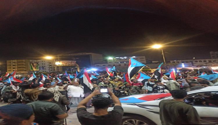 مع وصول وفد شبوة  .. احتشاد جماهيري في ساحة العروض بعدن قبيل مليونية الثبات (صور)