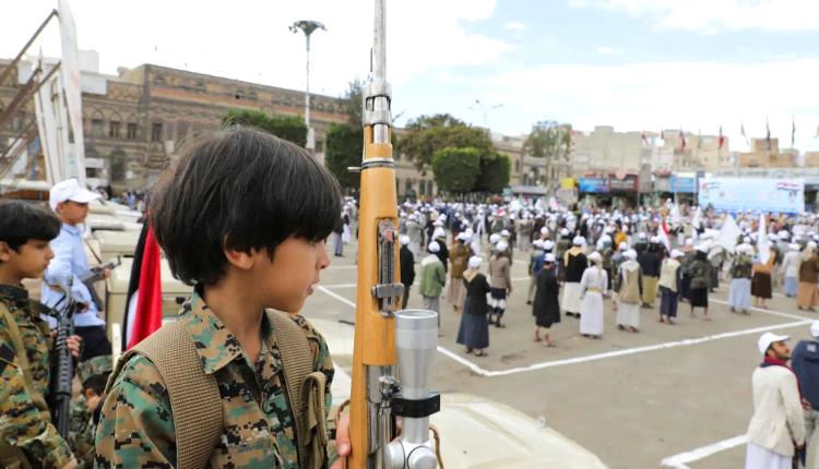 تأهبا لجولات قتالية.. الحوثيون يخضعون طلاب المدارس للتجنيد الإجباري 