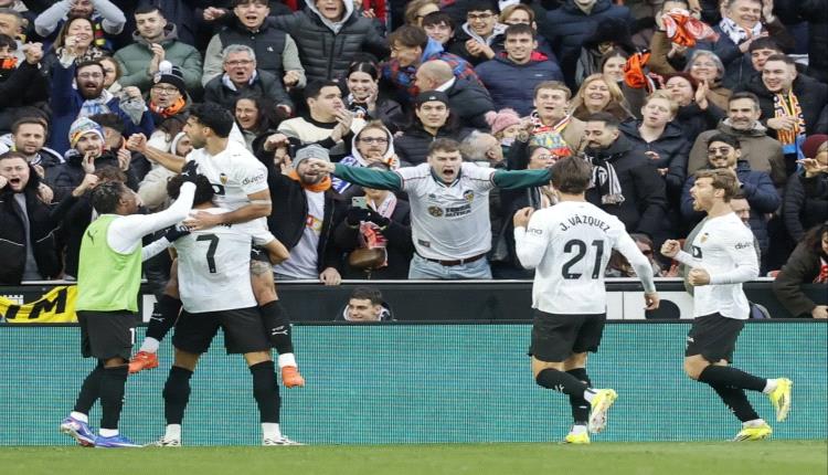 فالنسيا يلدغ إسبانيول ويبتعد عن منطقة الخطر في الليجا الإسبانية