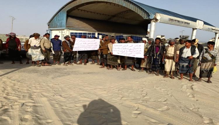 اصطفاف عسكريين مسرحين من "نخبة بالحاف" بشبوة مطالبين التحالف العربي بإنصافهم