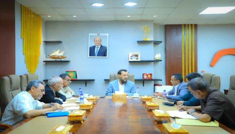 محافظ عدن يوجّه باتخاذ إجراءات صارمة ضد أي محاولات للاحتكار أو التلاعب بالأسعار