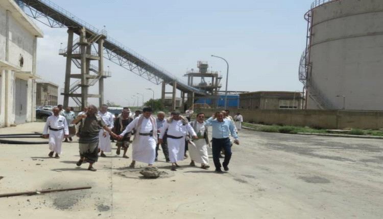 الحوثيون يضربون تجارة الإسمنت بزيادة الإتاوات 