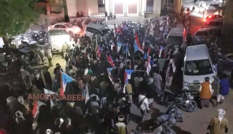  أهالي سيئون في مسيرة يجددون تمسكهم بحقوقهم المشروعة واستعادة دولتهم الجنوبية