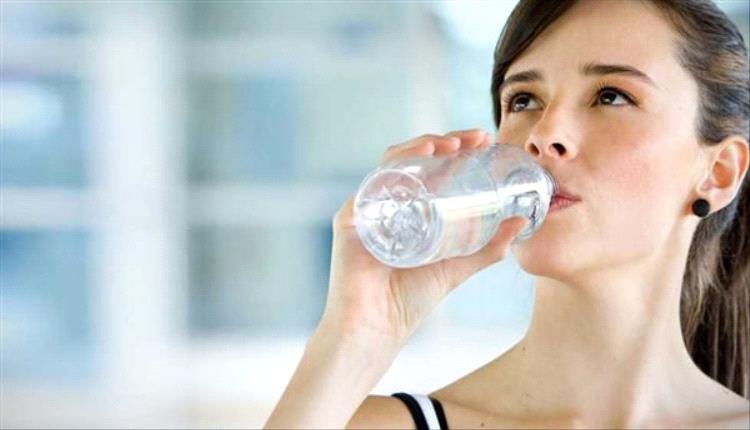 يساعد في ترطيب الجسم... فوائد إضافة الملح للماء 