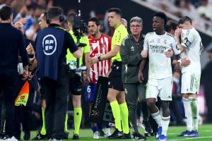 "بيريز سيطردك من ريال مدريد".. قراءة الشفاه تكشف سر مشادة فينيسيوس وسيميوني