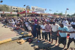 آلاف الجنوبيين يؤدون صلاة الجمعة في ساحة العروض استعدادًا لمليونية تأييد الإعلان الدستوري
