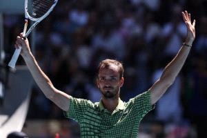 ريمونتادا مجنونة تقود مدفيديف إلى الدور الرابع في أستراليا المفتوحة للتنس