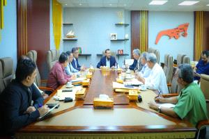 محافظ عدن يضع "النظافة والكهرباء" على رأس أولويات العمل المؤسسي لعام 2026