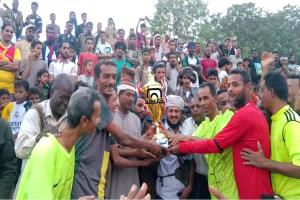 بثنائية الموزعي وجابر..العصلة يتوج بطلا لدوري الفقيد "عبدالله مكيش" للمخضرمين بزنجبار