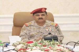 وزير الدفاع يثمن دعم الإمارات ويطالب بالتركيز على مواجهة الحوثي
