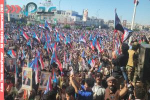 صور - حشود كبيرة في ساحة العروض بالعاصمة عدن تلبية لدعوة الرئيس الزبيدي