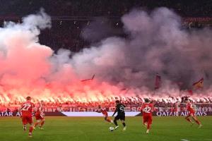 بسبب الألعاب النارية... بايرن يدرس إغلاق المدرج الجنوبي