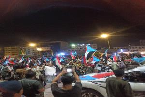 مع وصول وفد شبوة  .. احتشاد جماهيري في ساحة العروض بعدن قبيل مليونية الثبات (صور)