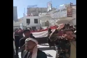 بلهجة شمالية وشعارات وحدوية.. فضيحة مدوية لمستوطنين يمنيين رفعوا علم الجنوب فوق قصر الكثيري بسيئون
