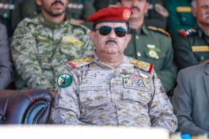 استجابة لحملات إخوانية.. العليمي يقيل وزير دفاعه بسبب «حياده»
