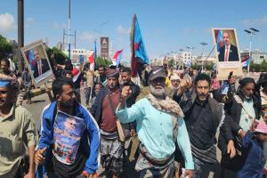 بدء توافد المواطنين إلى ساحة العروض من مديريات عدن والمحافظات الجنوبية
