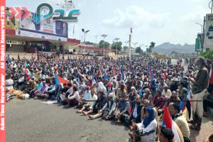 الآلاف يؤدون صلاة الجمعة ويتظاهرون في ساحة العروض بخور مكسر استجابة لدعوة الرئيس الزبيدي
