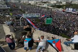 فيديو/ تصوير جوي يقطع الشك باليقين.. سيول بشرية تجتاح ساحة العروض وتخرس المشككين