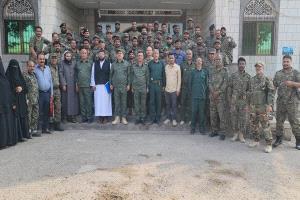 تكريم ( 3 ) جنود من شرطة الشعب بالبريقة نجحوا بضبط متهمين في قضية إختطاف طفلة من الحديدة إلى عدن