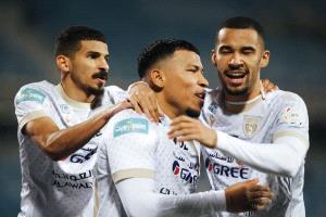 مارتينيز يقود التعاون لخطف نقاط الرياض في دوري روشن السعودي