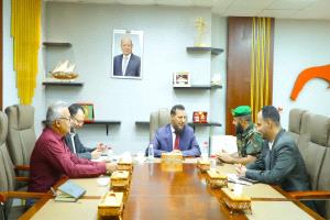 محافظ عدن يشدد على حماية الأراضي والممتلكات وتسريع معاملات المواطنين