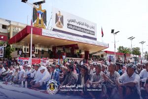 جماهير الجنوب تؤدي صلاة جمعة الوفاء للحليف الصادق في ساحة العروض بالعاصمة عدن 

