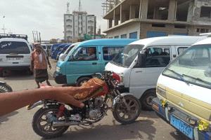 وقفة احتجاجية لمالكي وسائقي سيارات الاجرة خط صبر الوهط بتبن للمطالبة بوقف الرسوم الغير قانونية