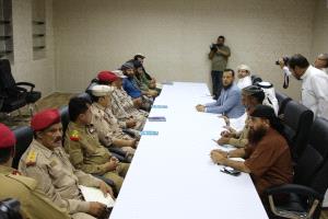 السلطة المحلية والتحالف يناقشان إعادة تموضع المعسكرات خارج نطاق العاصمة عدن