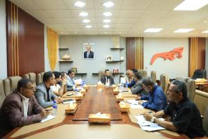 محافظ عدن يؤكد أهمية تنشيط الحركة الرياضية ويدعو إلى تحييدها عن التجاذبات