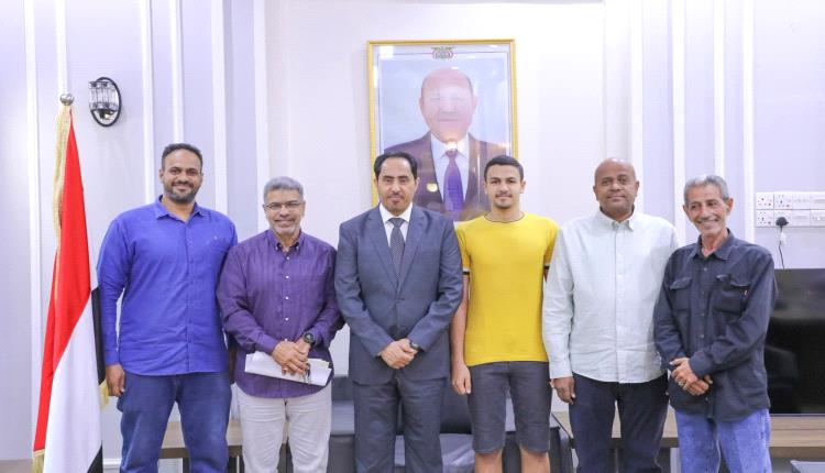 وزير الشباب والرياضة يودّع لاعب منتخب السباحة المغادر إلى البرتغال في منحة أولمبية 