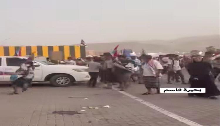 قوات أمنية تفتح النار بصورة كثيفة على الحشود في مليونية رفض الاحتلال والوصاية بساحة العروض