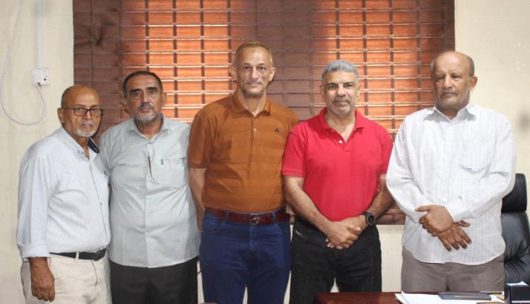 مدير مكتب الشباب والرياضة بعدن يشيد بجهود فرع اتحاد الكرة الطائرة 
