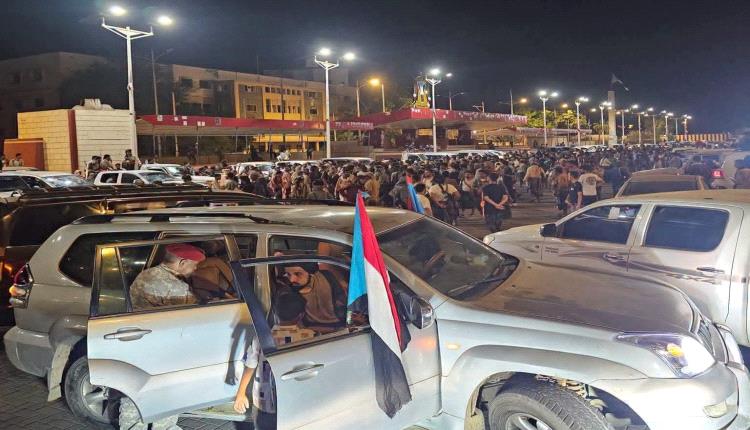 حشود قبلية جنوبية تصل ساحة العروض في عدن رفضاً لإدراج مدانين ضمن صفقة تبادل الأسرى 