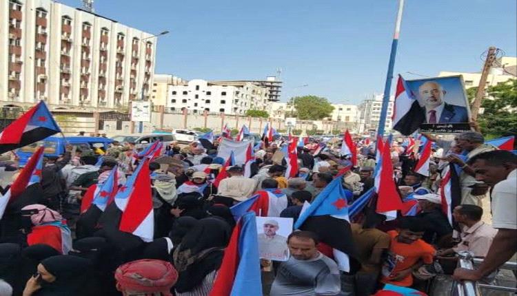 تقرير - وقفة جماهيرية في عدن تؤكد التمسك بالقرار الجنوبي ورفض الوصاية 