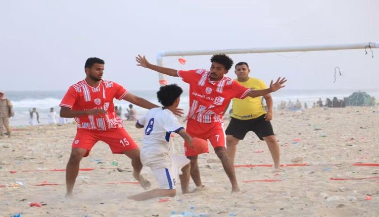 شعب حضرموت يقص شريط بطولة كأس البلدة لكرة اليد الشاطئية بالفوز عل..