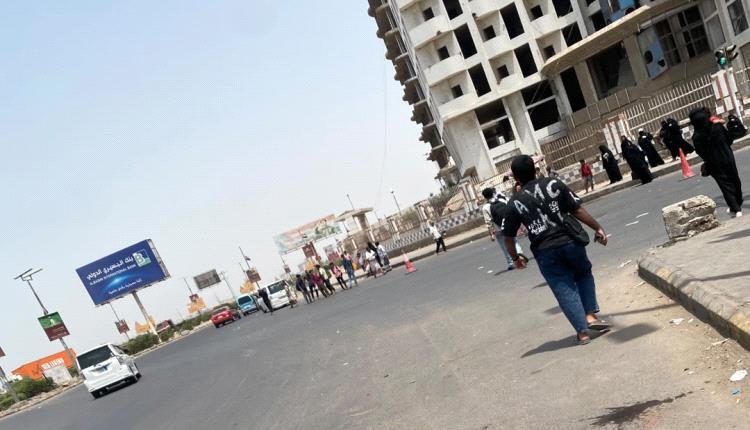 أزمة الغاز تشل حركة المواصلات في عدن.. مئات المواطنين عالقون وتأخر الموظفين والطلاب