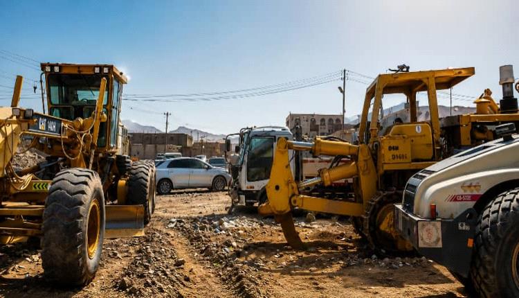 وصول معدات  إلى موقع العمل بمدينة عزان لتوسعة وتأهيل الشارع الرئيسي بالمدينة