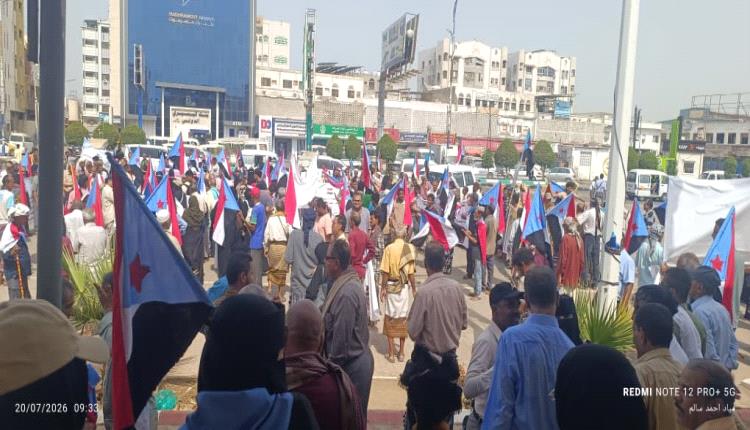 إصطفاف نقابي وعمالي كبير أمام مكاتب الأمم المتحدة والمبعوث الأممي في عدن.. صور