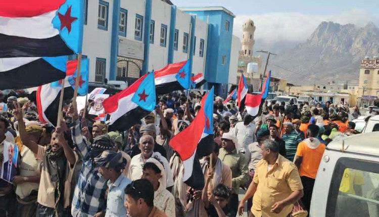 مسيرة جماهيرية حاشدة بحديبو ترفض "مشاريع الوصاية" وتجدد التمسك بالانتقالي الجنوبي
