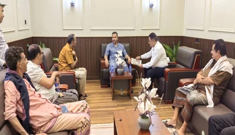 محافظ لحج يوجه بتدشين حملة لإزالة العشوائيات وتنظيم القواطر بمديريتي تبن والحوطة
